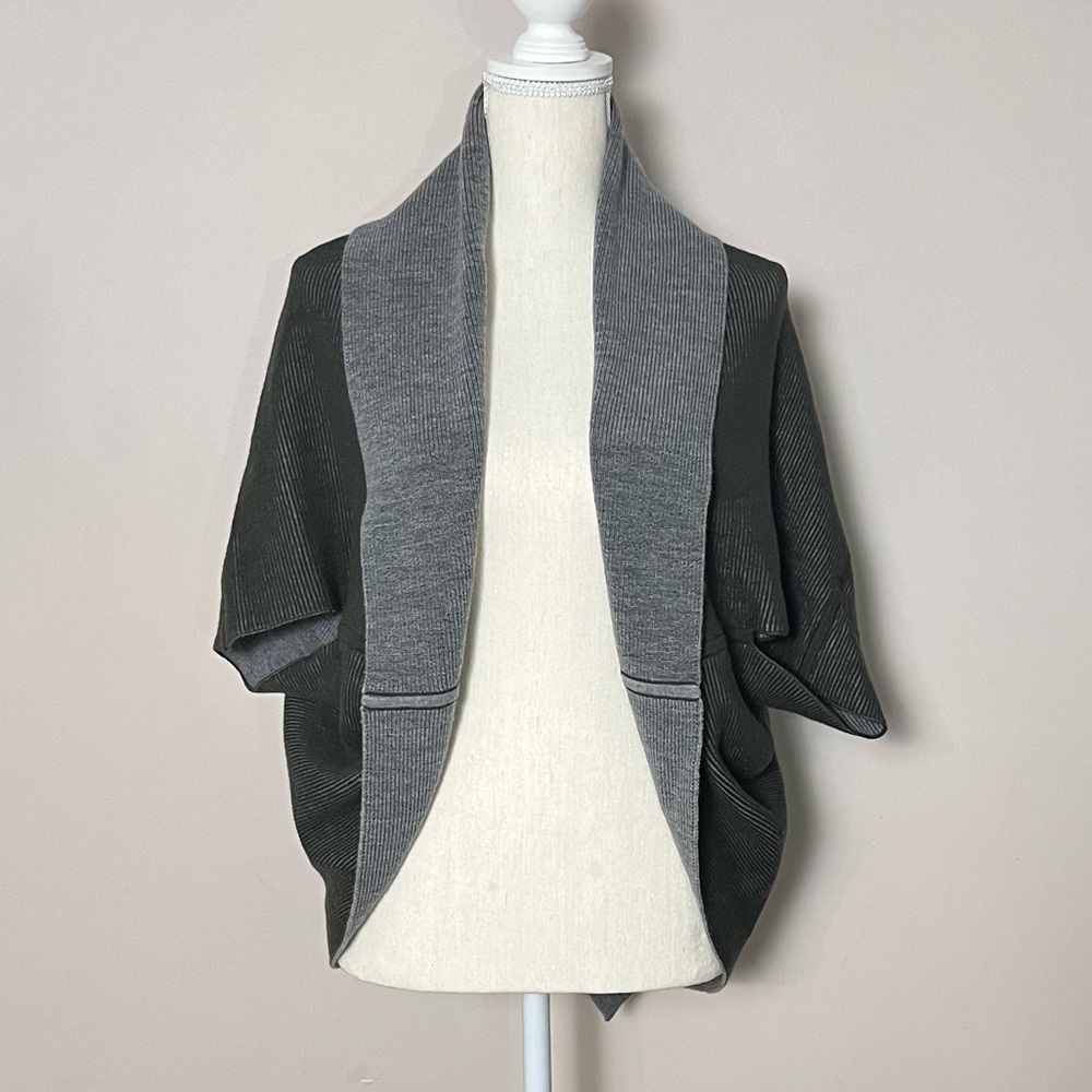 Lululemon Exaltation Reversible Wrap in Dark Olive/Heathered Core Medium Gray OS